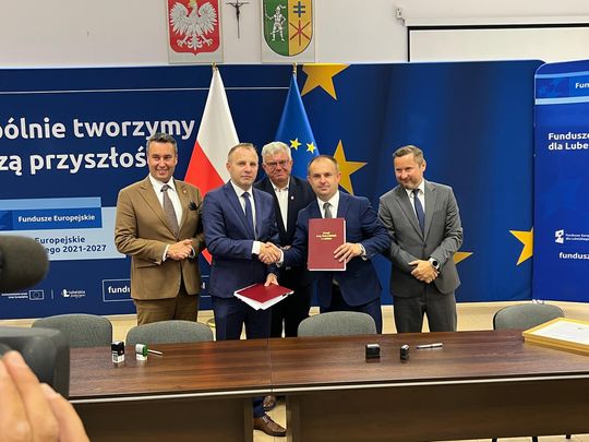 Koniec koszmaru na „betonówce”. Podpisano umowę na przebudowę drogi wojewódzkiej [GALERIA ZDJĘĆ]