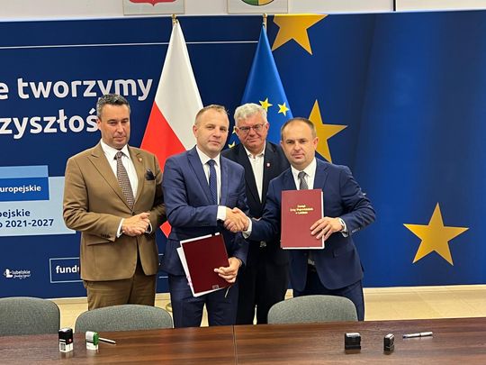 Koniec koszmaru na „betonówce”. Podpisano umowę na przebudowę drogi wojewódzkiej [GALERIA ZDJĘĆ]