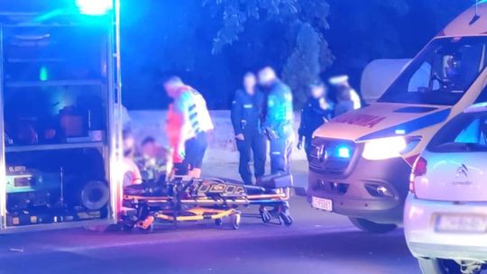 Chełm. Uderzył w latarnię, drzewo i cmentarny mur. Był pijany [ZDJĘCIA]