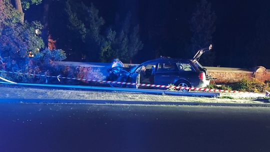 Chełm. Uderzył w latarnię, drzewo i cmentarny mur. Był pijany [ZDJĘCIA]