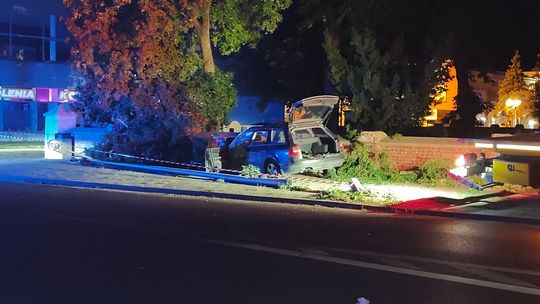 Chełm. Uderzył w latarnię, drzewo i cmentarny mur. Był pijany [ZDJĘCIA]