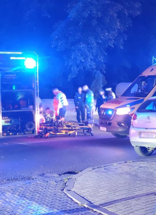 Chełm. Uderzył w latarnię, drzewo i cmentarny mur. Był pijany [ZDJĘCIA]