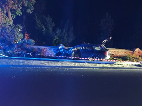 Chełm. Uderzył w latarnię, drzewo i cmentarny mur. Był pijany [ZDJĘCIA]