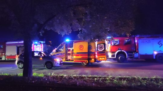 Chełm. Uderzył w latarnię, drzewo i cmentarny mur. Był pijany [ZDJĘCIA]