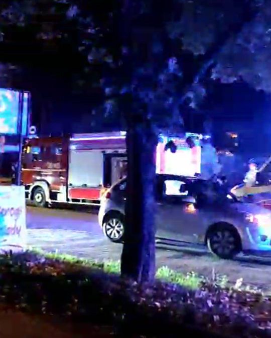 Chełm. Uderzył w latarnię, drzewo i cmentarny mur. Był pijany [ZDJĘCIA]