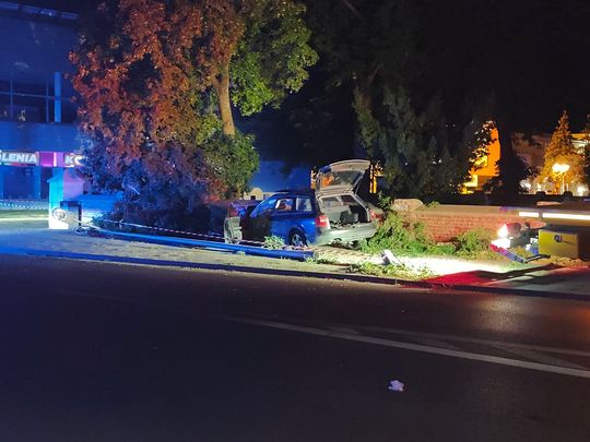 Chełm. Uderzył w latarnię, drzewo i cmentarny mur. Był pijany [ZDJĘCIA]