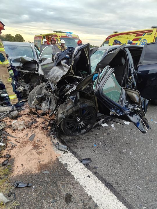  Czołowe zderzenie mercedesa z BMW na krajowej 17 w Dziecininie [ZDJĘCIA]
