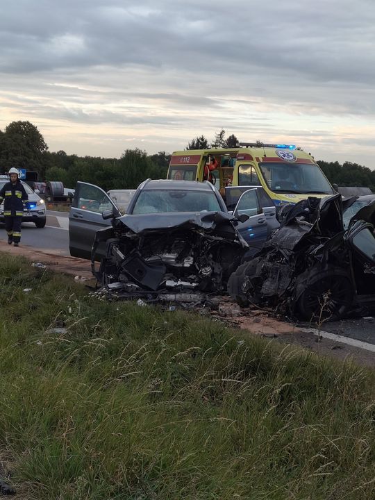  Czołowe zderzenie mercedesa z BMW na krajowej 17 w Dziecininie [ZDJĘCIA]