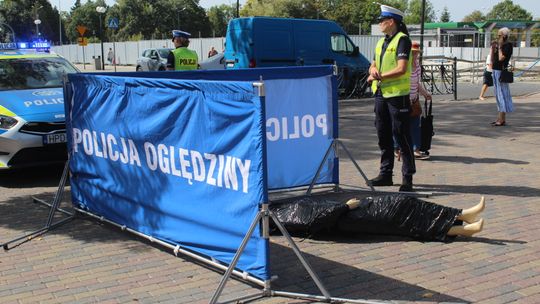 Śmiertelny wypadek na elektrycznej hulajnodze - wstrząsająca symulacja na deptaku w Chełmie [ZDJĘCIA]
