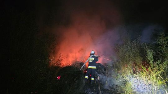 Pow. włodawski. Płonęły bele siana. Gmina i policja szukają podpalaczy [GALERIA ZDJĘĆ]