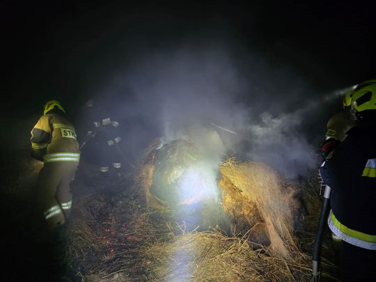 Pow. włodawski. Płonęły bele słomy, trawy i kompostownik [GALERIA ZDJĘĆ]