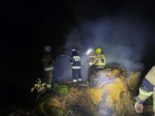 Pow. włodawski. Płonęły bele słomy, trawy i kompostownik [GALERIA ZDJĘĆ]