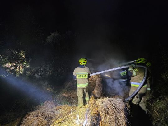 Pow. włodawski. Płonęły bele słomy, trawy i kompostownik [GALERIA ZDJĘĆ]
