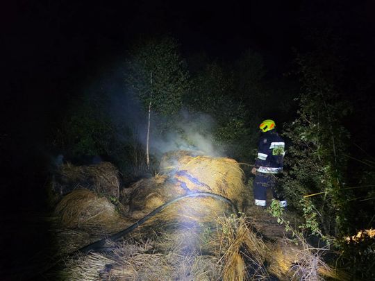 Pow. włodawski. Płonęły bele słomy, trawy i kompostownik [GALERIA ZDJĘĆ]