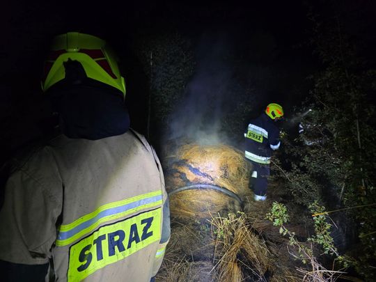 Pow. włodawski. Płonęły bele słomy, trawy i kompostownik [GALERIA ZDJĘĆ]