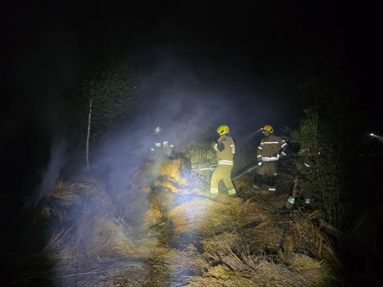 Pow. włodawski. Płonęły bele słomy, trawy i kompostownik [GALERIA ZDJĘĆ]