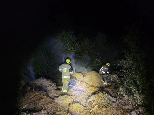 Pow. włodawski. Płonęły bele słomy, trawy i kompostownik [GALERIA ZDJĘĆ]