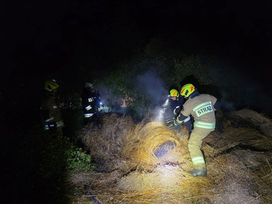 Pow. włodawski. Płonęły bele słomy, trawy i kompostownik [GALERIA ZDJĘĆ]