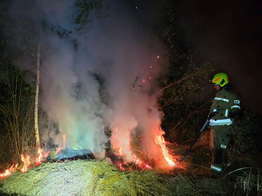 Pow. włodawski. Płonęły bele słomy, trawy i kompostownik [GALERIA ZDJĘĆ]