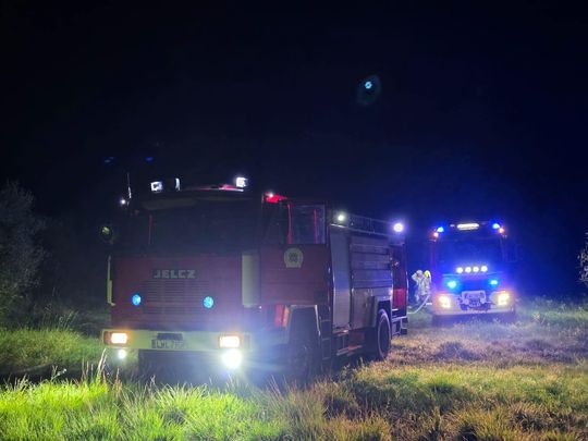Pow. włodawski. Płonęły bele słomy, trawy i kompostownik [GALERIA ZDJĘĆ]