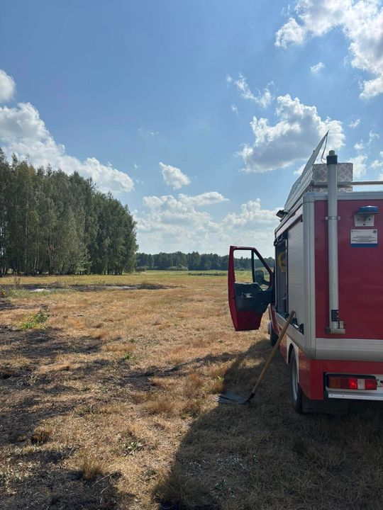 Pow. włodawski. Płonęły bele słomy, trawy i kompostownik [GALERIA ZDJĘĆ]