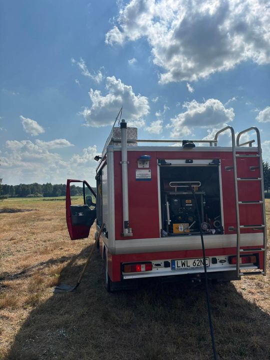 Pow. włodawski. Płonęły bele słomy, trawy i kompostownik [GALERIA ZDJĘĆ]