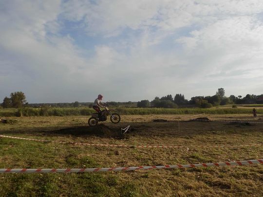 Gm. Izbica. Pożegnanie wakacji w Topoli. Była potańcówka i motocrossy
