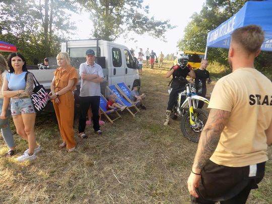 Gm. Izbica. Pożegnanie wakacji w Topoli. Była potańcówka i motocrossy