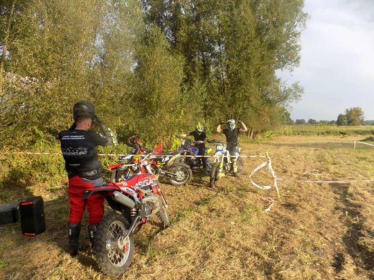 Gm. Izbica. Pożegnanie wakacji w Topoli. Była potańcówka i motocrossy