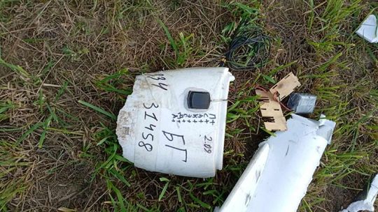 W sobotę 6 września ok. godz. 17.40 policja w Tomaszowie Lubelskim otrzymała zgłoszenie o znalezieniu szczątków niezidentyfikowanego obiektu latającego w miejscowości Majdan-Sielec (gm. Krynice).