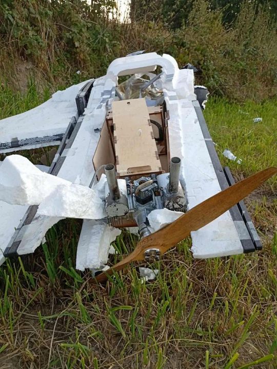 W sobotę 6 września ok. godz. 17.40 policja w Tomaszowie Lubelskim otrzymała zgłoszenie o znalezieniu szczątków niezidentyfikowanego obiektu latającego w miejscowości Majdan-Sielec (gm. Krynice).