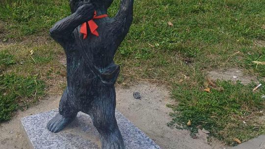 Chełmskie misie w czerwonych kokardkach przypominają o FAS [ZDJĘCIA]