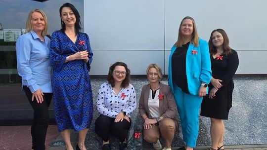 Chełmskie misie w czerwonych kokardkach przypominają o FAS [ZDJĘCIA]