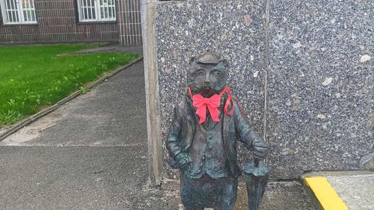 Chełmskie misie w czerwonych kokardkach przypominają o FAS [ZDJĘCIA]