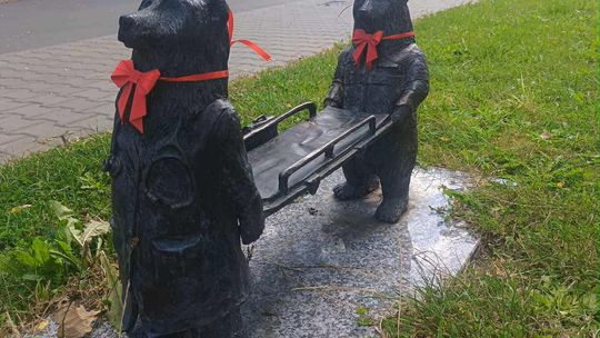 Chełmskie misie w czerwonych kokardkach przypominają o FAS [ZDJĘCIA]