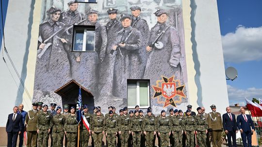 We Włodawie odsłonięto mural poświęcony 2 Warszawskiej Brygadzie Saperów [GALERIA ZDJĘĆ]