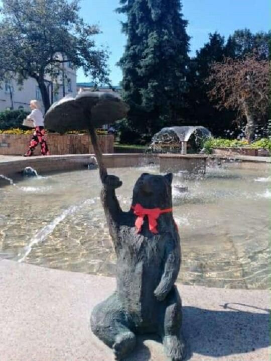 Chełmskie misie w czerwonych kokardkach przypominają o FAS [ZDJĘCIA]