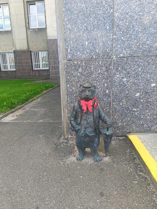 Chełmskie misie w czerwonych kokardkach przypominają o FAS [ZDJĘCIA]