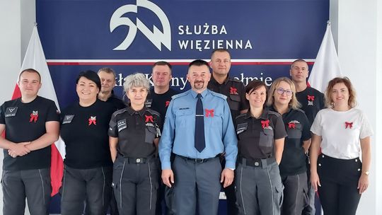 Chełmskie misie w czerwonych kokardkach przypominają o FAS [ZDJĘCIA]