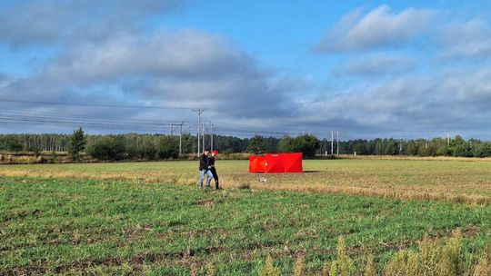 Gdzie spadły drony? W Czosnówce zlokalizowano pierwszy, w Wyrykach szczątki zniszczyły dach