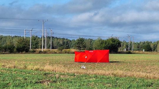 Gdzie spadły drony? W Czosnówce zlokalizowano pierwszy, w Wyrykach szczątki zniszczyły dach