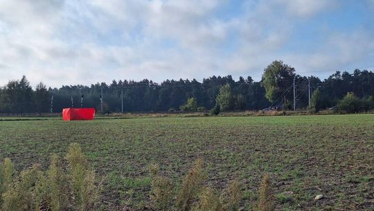 Gdzie spadły drony? W Czosnówce zlokalizowano pierwszy, w Wyrykach szczątki zniszczyły dach