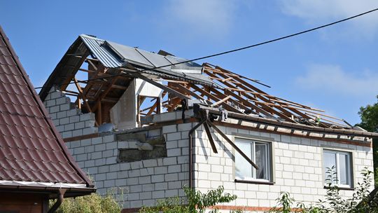 Gdzie spadły drony? W Czosnówce zlokalizowano pierwszy, w Wyrykach szczątki zniszczyły dach [ZDJĘCIA]