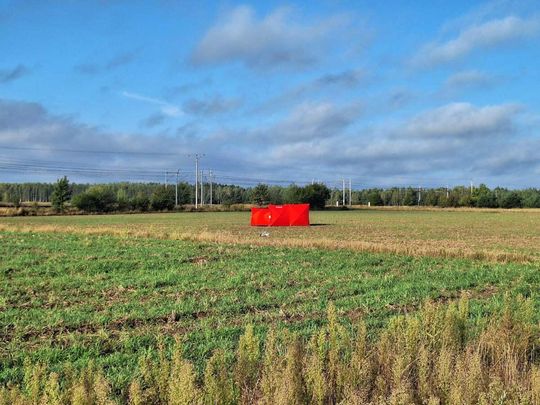 Gdzie spadły drony? W Czosnówce zlokalizowano pierwszy, w Wyrykach szczątki zniszczyły dach