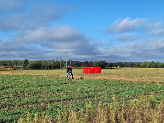 Gdzie spadły drony? W Czosnówce zlokalizowano pierwszy, w Wyrykach szczątki zniszczyły dach