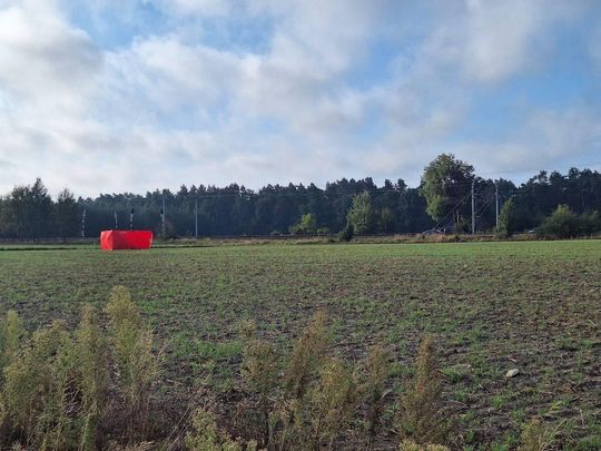 Gdzie spadły drony? W Czosnówce zlokalizowano pierwszy, w Wyrykach szczątki zniszczyły dach