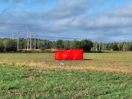Gdzie spadły drony? W Czosnówce zlokalizowano pierwszy, w Wyrykach szczątki zniszczyły dach