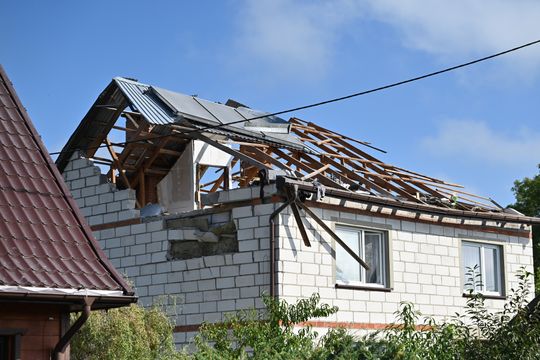 Gdzie spadły drony? W Czosnówce zlokalizowano pierwszy, w Wyrykach szczątki zniszczyły dach