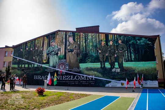 Włodawa. Odsłonięcie muralu „Braci Niezłomnych” i ekopiknik 