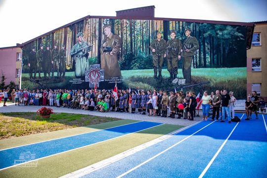 Włodawa. Odsłonięcie muralu „Braci Niezłomnych” i ekopiknik 